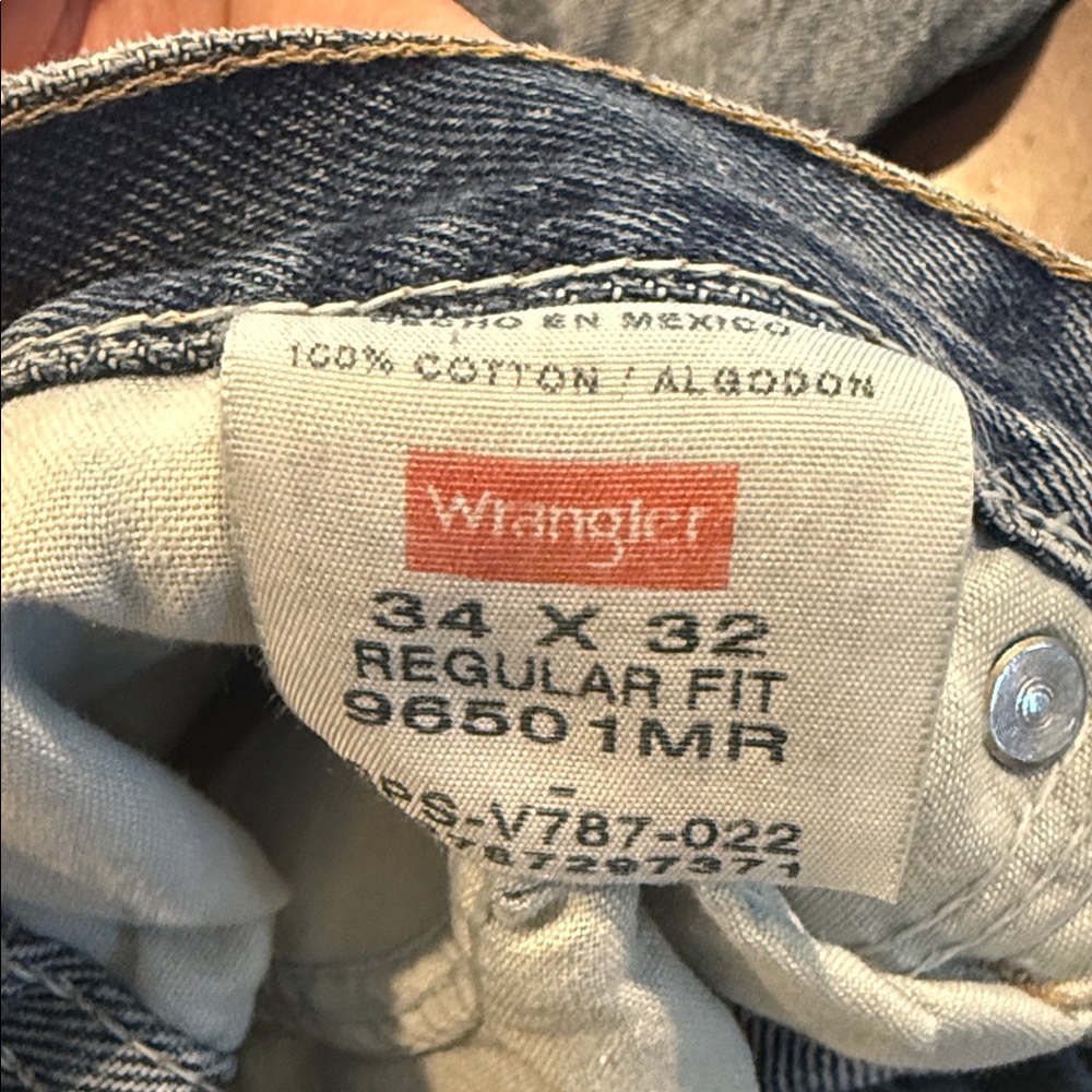 Wrangler Men's Classic Relaxed Light Blue Jeans - Picture 6 of 6